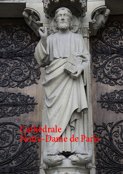 Le Chist en majesté au portail central de la cathédrale Notre-Dame de Paris